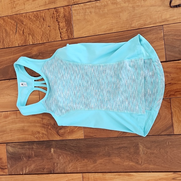 Size medium tank tops 5$ each or 12$ for all of them - Picture 3 of 4